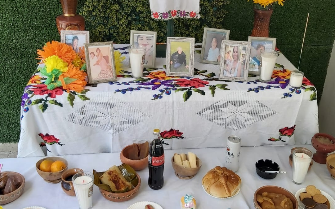 Participa en el primer Altar de Muertos colectivo en Chetumal
